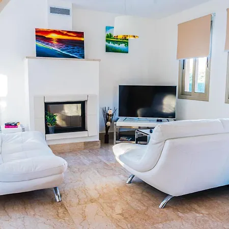 Sleeps 6 With Pool And Air Con *