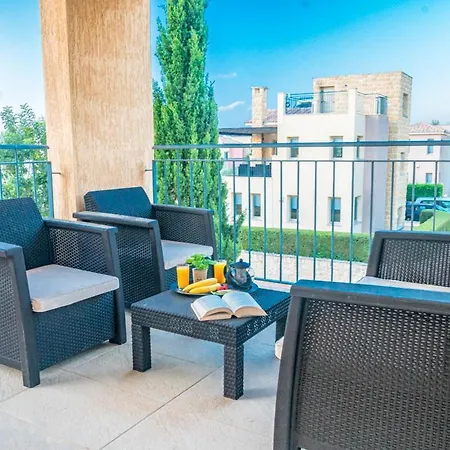 Sleeps 6 With Pool And Air Con