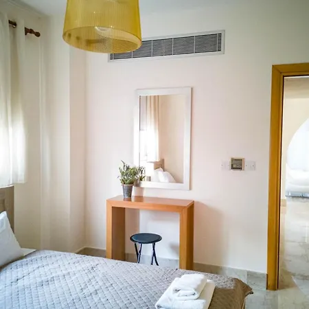 Sleeps 6 With Pool And Air Con