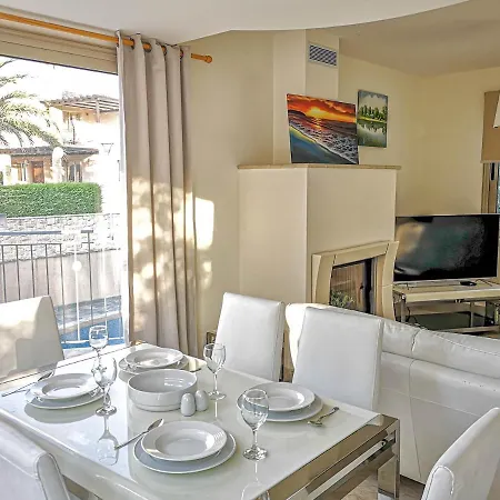 Sleeps 6 With Pool And Air Con *
