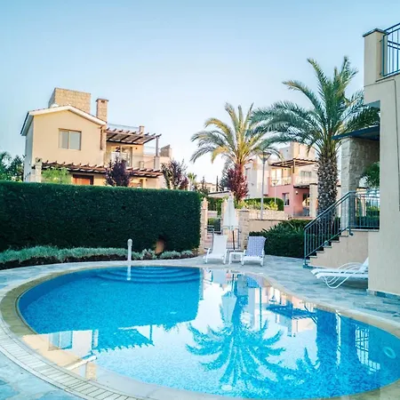 Sleeps 6 With Pool And Air Con