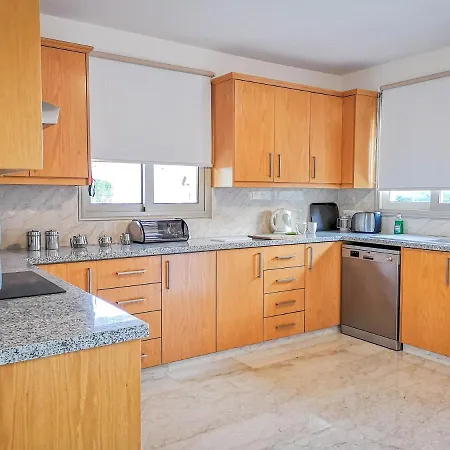 Sleeps 6 With Pool And Air Con Villa *