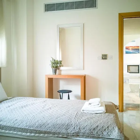Sleeps 6 With Pool And Air Con Villa *